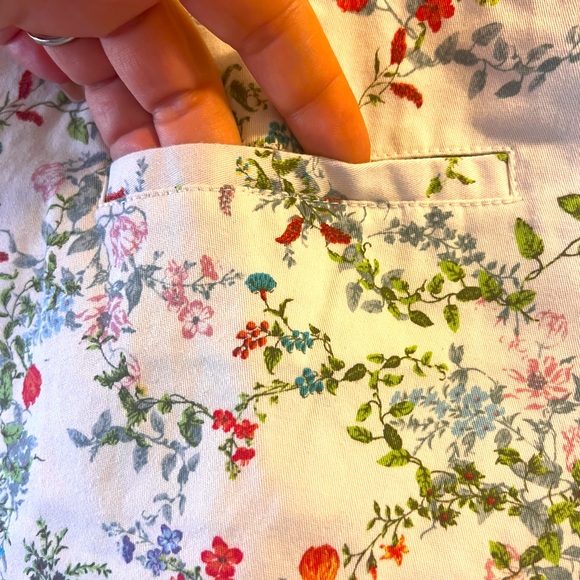 NWOT- Floral shorts. 🌸 great for summer. - Picture 5 of 8
